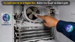 Thợ điện lạnh chuyên nghiệp tháo kiểm tra mô tơ quạt và dàn lạnh bám tuyết gây tiếng rè rè ở ngăn đá tủ lạnh.