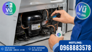 Kỹ thuật viên Vũ Điện Lạnh kiểm tra và xác định vị trí đường ống bị rò rỉ khiến tủ lạnh bị xì gas, mất lạnh.