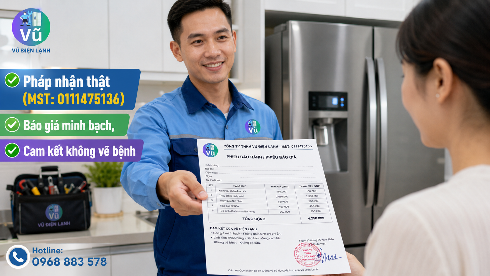 Khách hàng nhận phiếu bảo hành có đóng dấu mộc đỏ pháp nhân của Vũ Điện Lạnh sau khi đồng ý phương án sửa tủ lạnh tại nhà.