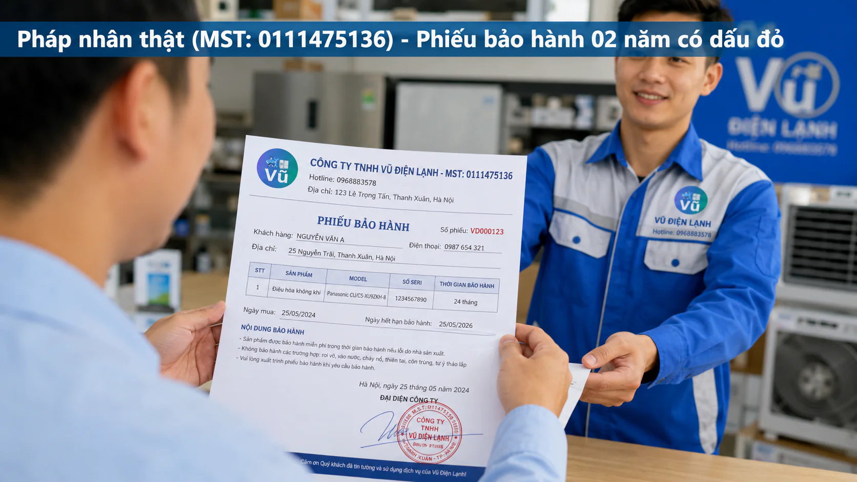 Khách hàng nhận phiếu bảo hành 02 năm có đóng dấu mộc đỏ pháp nhân của Công ty TNHH Vũ Điện Lạnh sau khi sửa xong tủ lạnh Hitachi.
