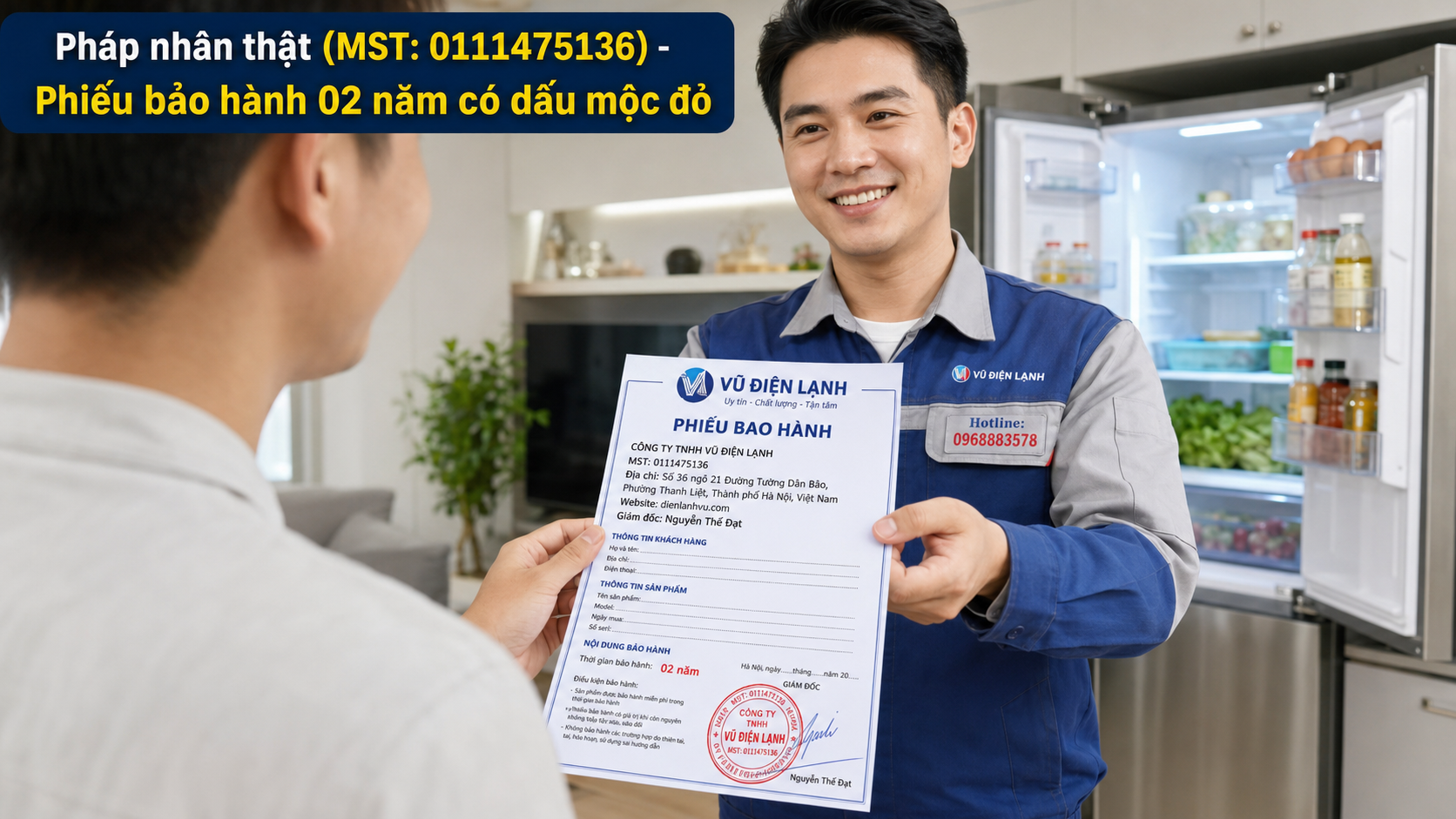 Khách hàng kiểm tra tủ lạnh đã lên đèn bình thường và nhận phiếu bảo hành có đóng dấu đỏ của pháp nhân Vũ Điện Lạnh.
