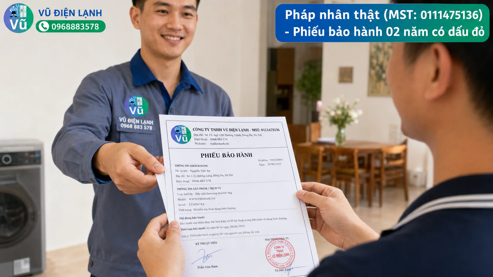 Khách hàng nhận phiếu bảo hành 02 năm có đóng dấu mộc đỏ pháp nhân của Công ty TNHH Vũ Điện Lạnh sau khi sửa xong tủ lạnh Samsung.