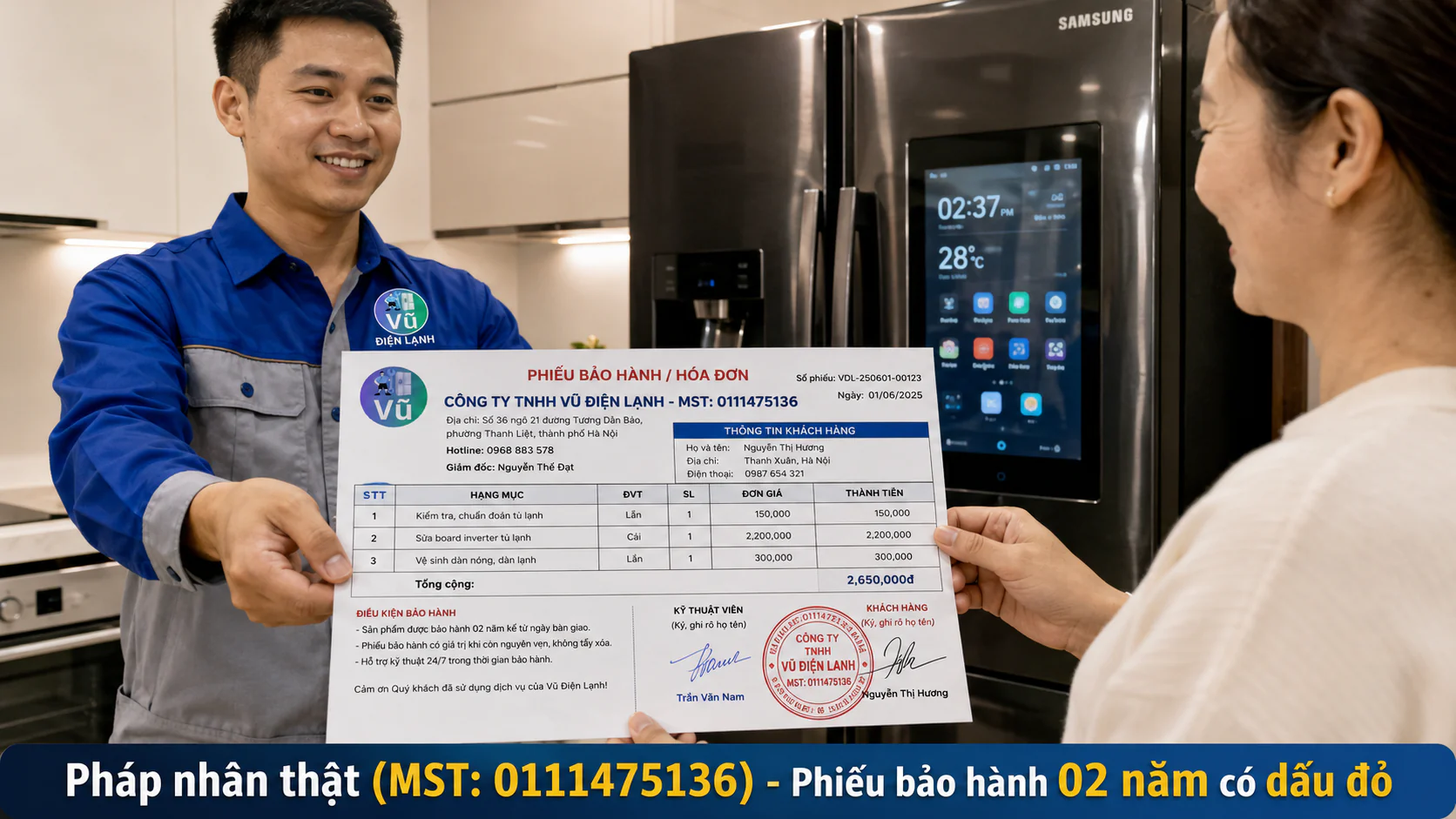 Khách hàng nhận phiếu bảo hành 02 năm có đóng dấu mộc đỏ pháp nhân của Công ty TNHH Vũ Điện Lạnh sau khi sửa xong tủ lạnh Side by Side.