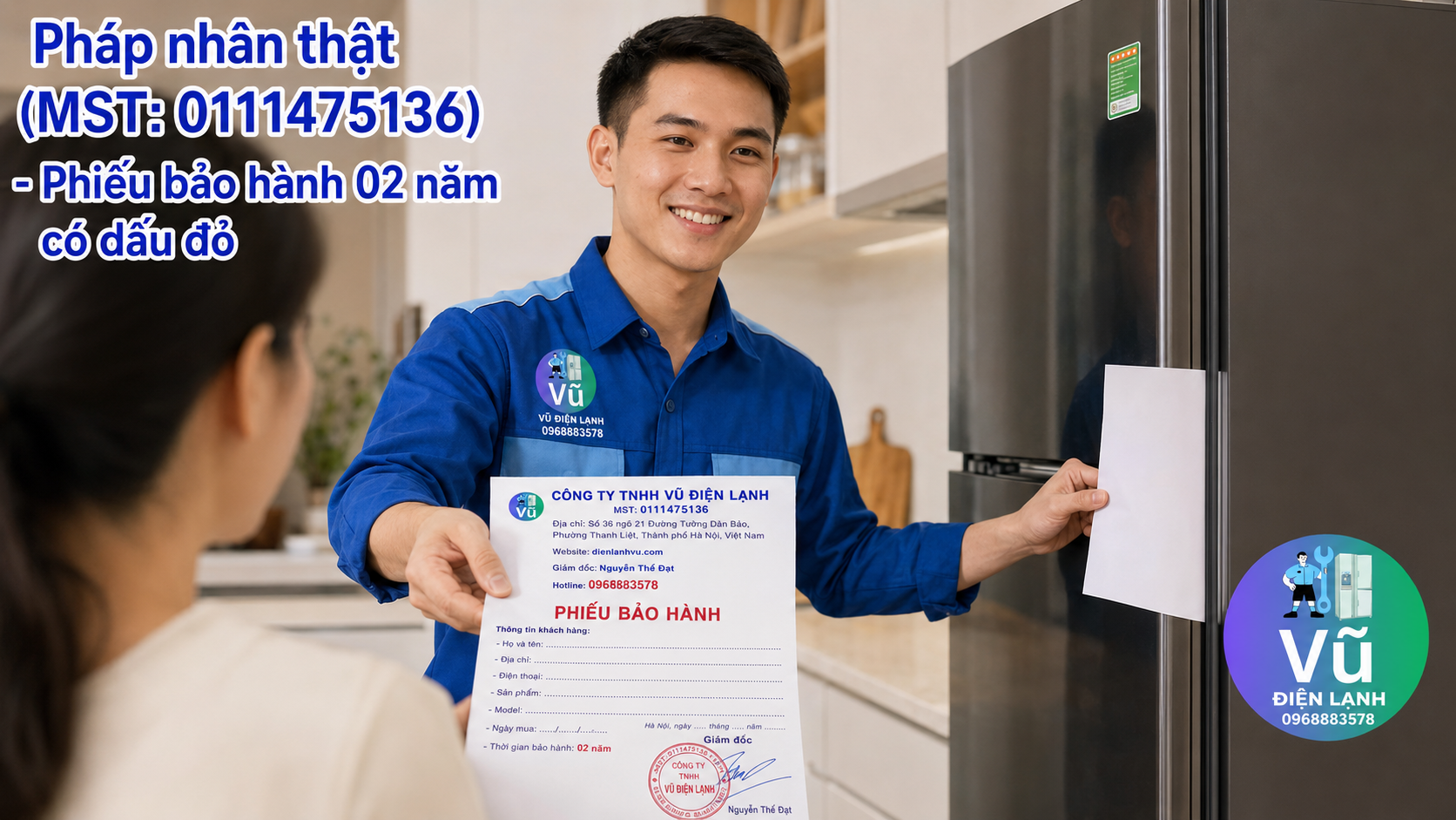 Khách hàng kiểm tra độ kín của cánh cửa và nhận phiếu bảo hành 02 năm có đóng dấu mộc đỏ pháp nhân của Vũ Điện Lạnh sau khi thay ron tủ lạnh.