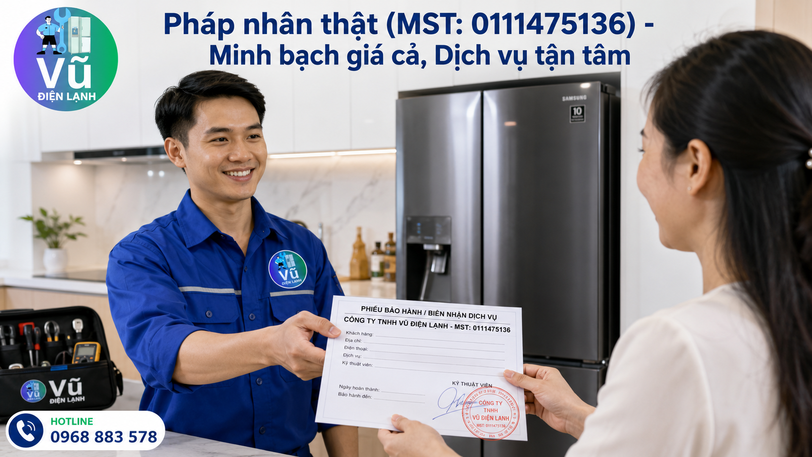 Khách hàng nhận phiếu nghiệm thu có đóng dấu mộc đỏ pháp nhân của Vũ Điện Lạnh sau khi hoàn tất dịch vụ bảo dưỡng tủ lạnh tại nhà.