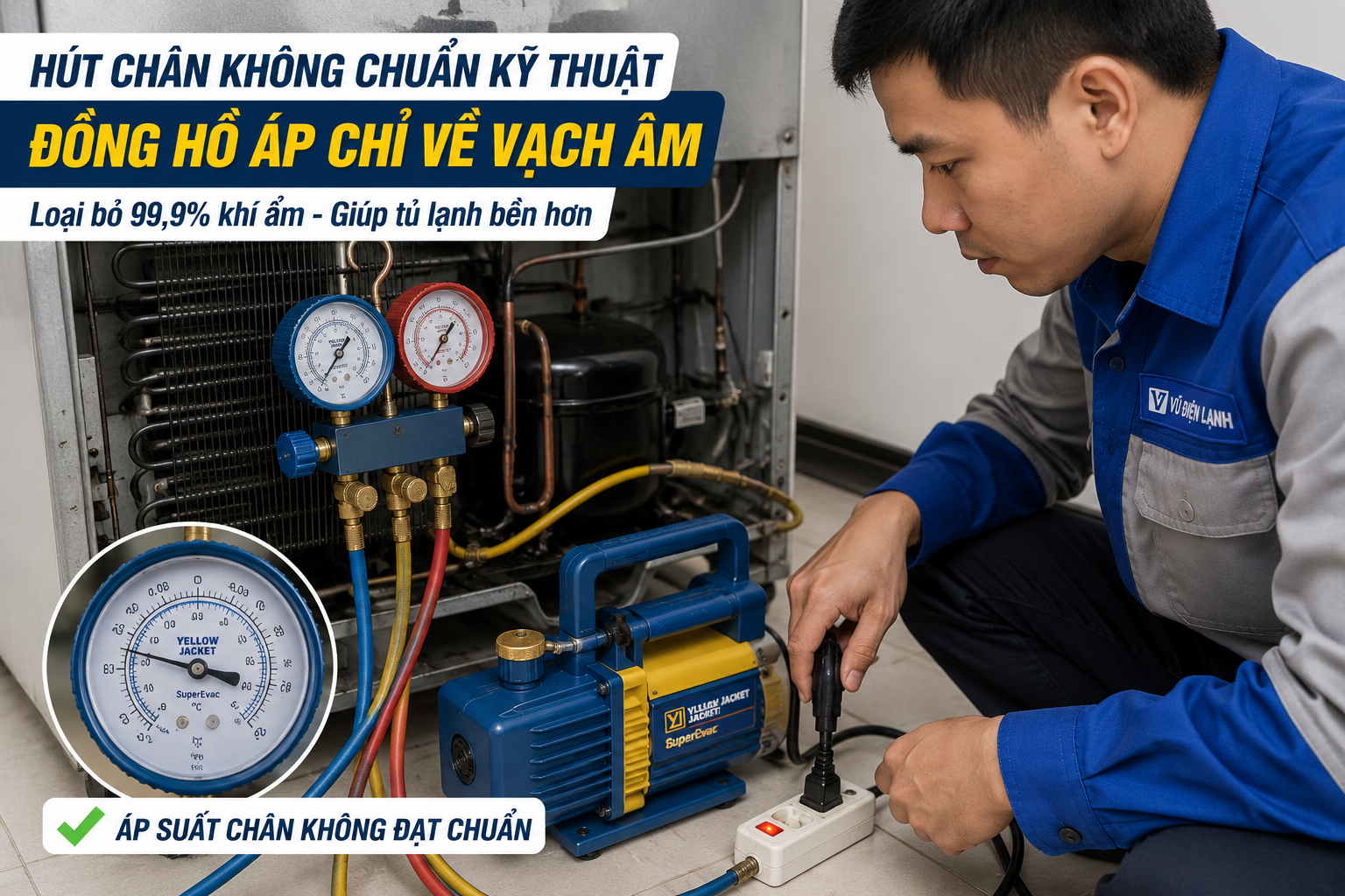Kỹ thuật viên dùng máy hút chân không chuyên dụng để loại bỏ không khí và hơi ẩm trong đường ống trước khi bơm ga tủ lạnh.