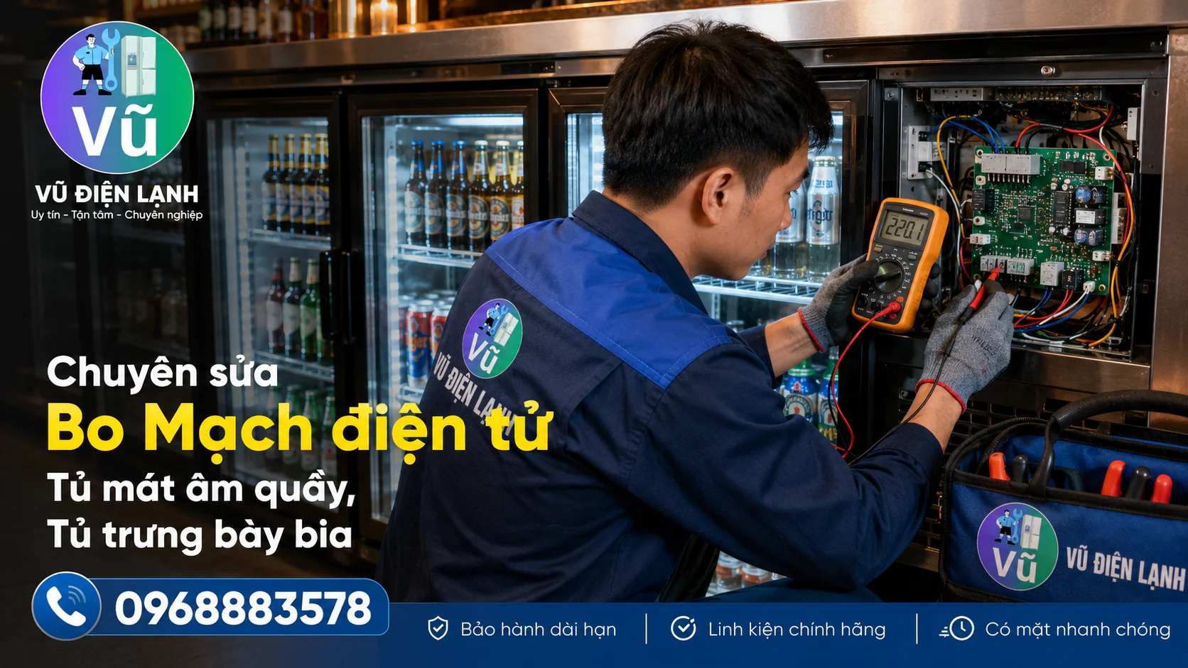 Chuyên gia Vũ Điện Lạnh sử dụng thiết bị đo chuyên dụng để kiểm tra và sửa bo mạch tủ mát cánh kính bảo quản bia tại quầy bar.