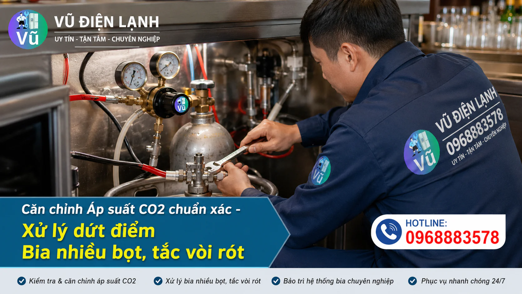 Kỹ thuật viên kiểm tra và căn chỉnh đồng hồ điều áp CO2 để xử lý lỗi tủ bia tươi rót ra nhiều bọt và tắc vòi.