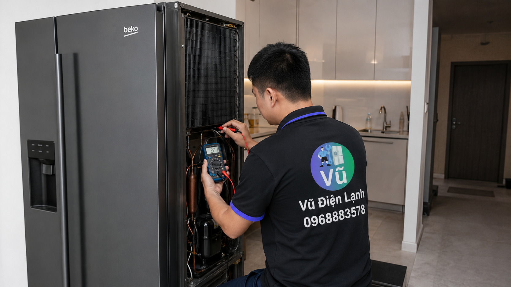 Kỹ thuật viên Vũ Điện Lạnh đang kiểm tra sửa tủ lạnh Beko Side by Side tại nhà khách hàng ở Hà Nội.
