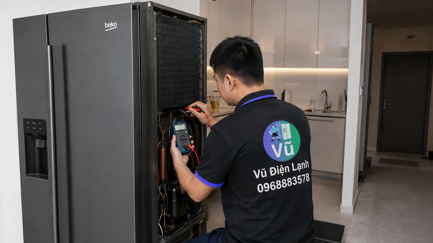 Kỹ thuật viên Vũ Điện Lạnh đang kiểm tra sửa tủ lạnh Beko Side by Side tại nhà khách hàng ở Hà Nội.
