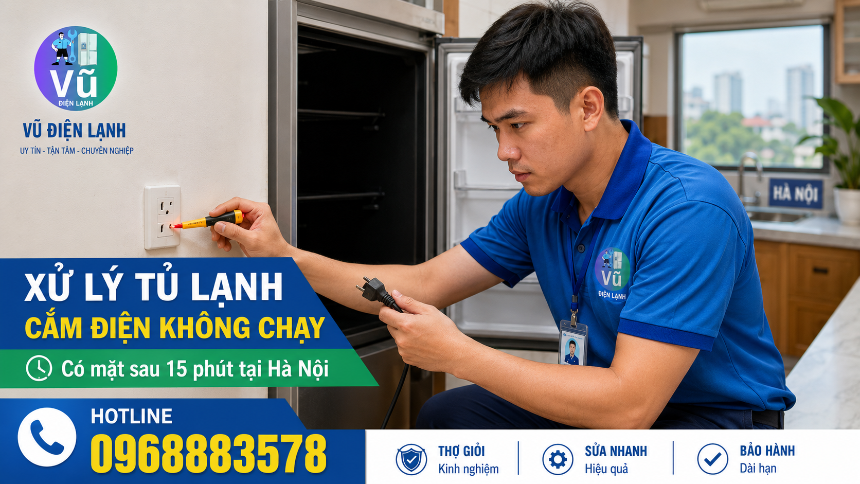 Kỹ thuật viên Vũ Điện Lạnh kiểm tra nguồn điện và phích cắm khi tủ lạnh cắm điện không chạy tại nhà khách hàng ở Hà Nội.