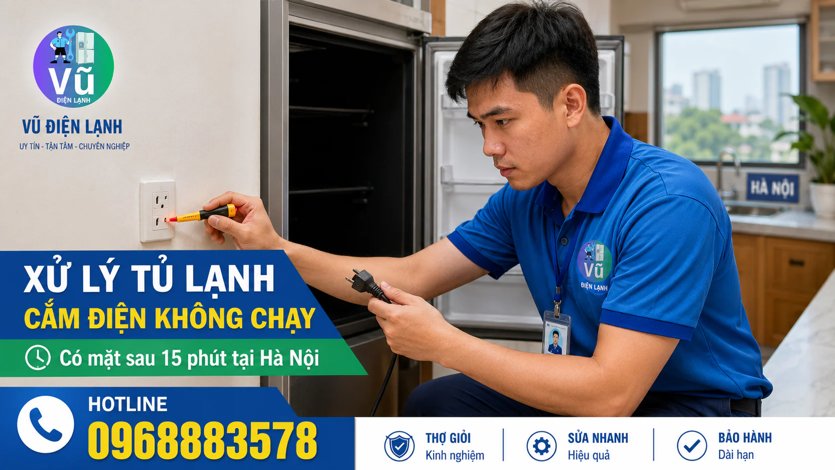 Kỹ thuật viên Vũ Điện Lạnh kiểm tra nguồn điện và phích cắm khi tủ lạnh cắm điện không chạy tại nhà khách hàng ở Hà Nội.