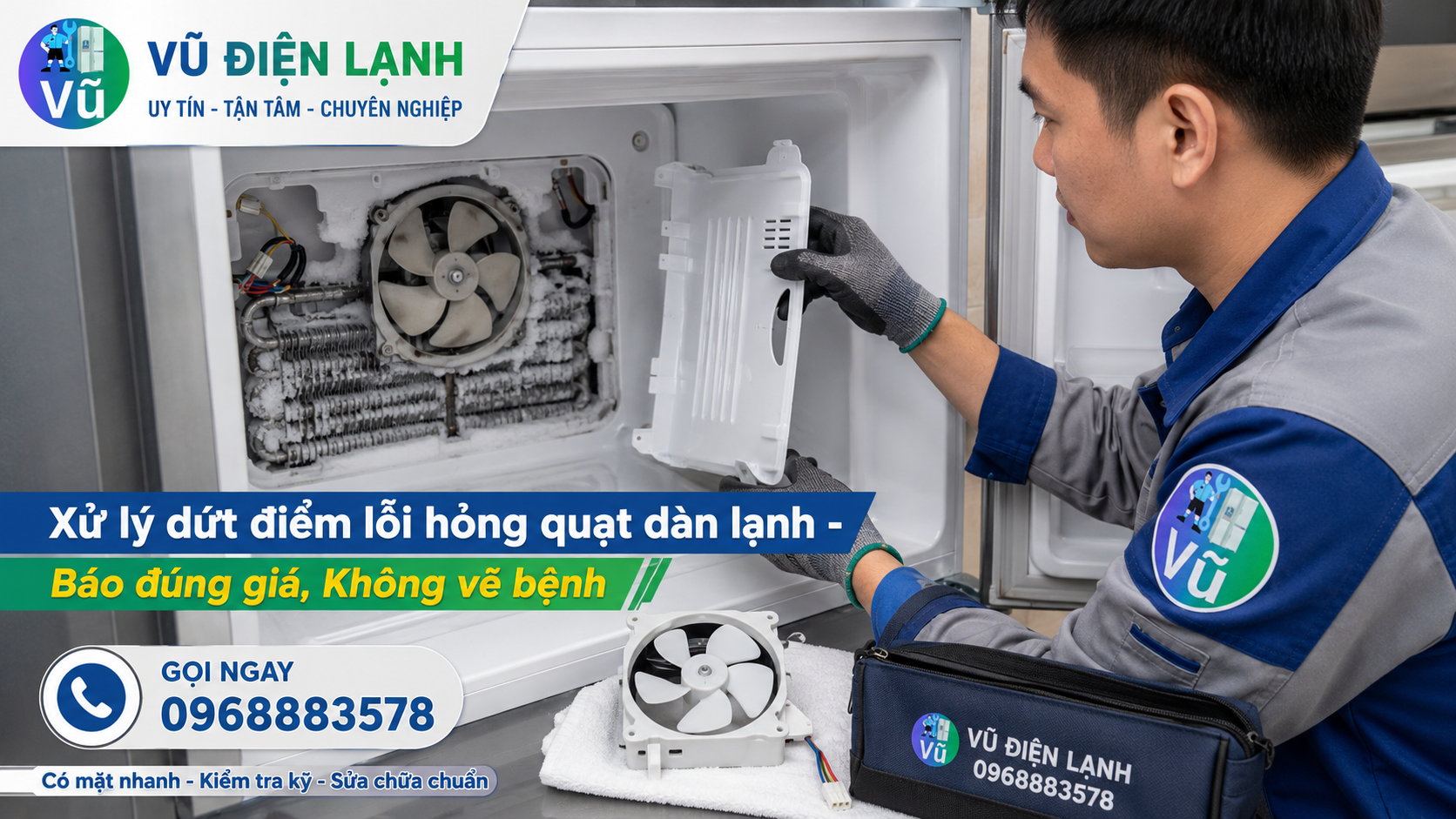 Thợ sửa chữa đang tiến hành thay quạt dàn lạnh tủ lạnh tại nhà khách hàng ở Mỹ Đình, báo giá minh bạch 850.000đ trước khi thay.