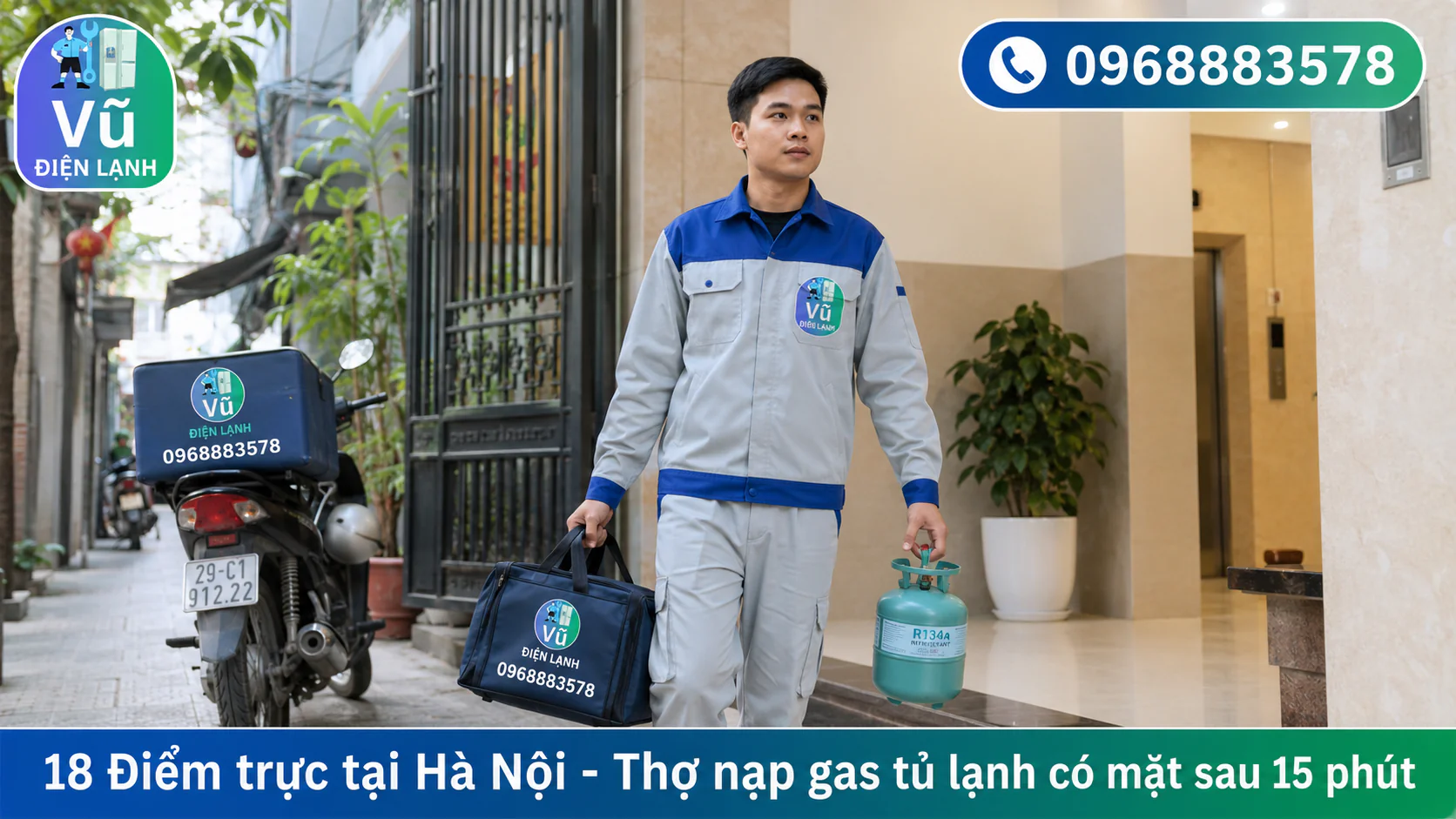 Thợ sửa chữa và nạp gas tủ lạnh của Vũ Điện Lạnh mang theo bình gas và dụng cụ chuyên dụng, nhanh chóng có mặt tại nhà khách hàng ở Hà Nội.
