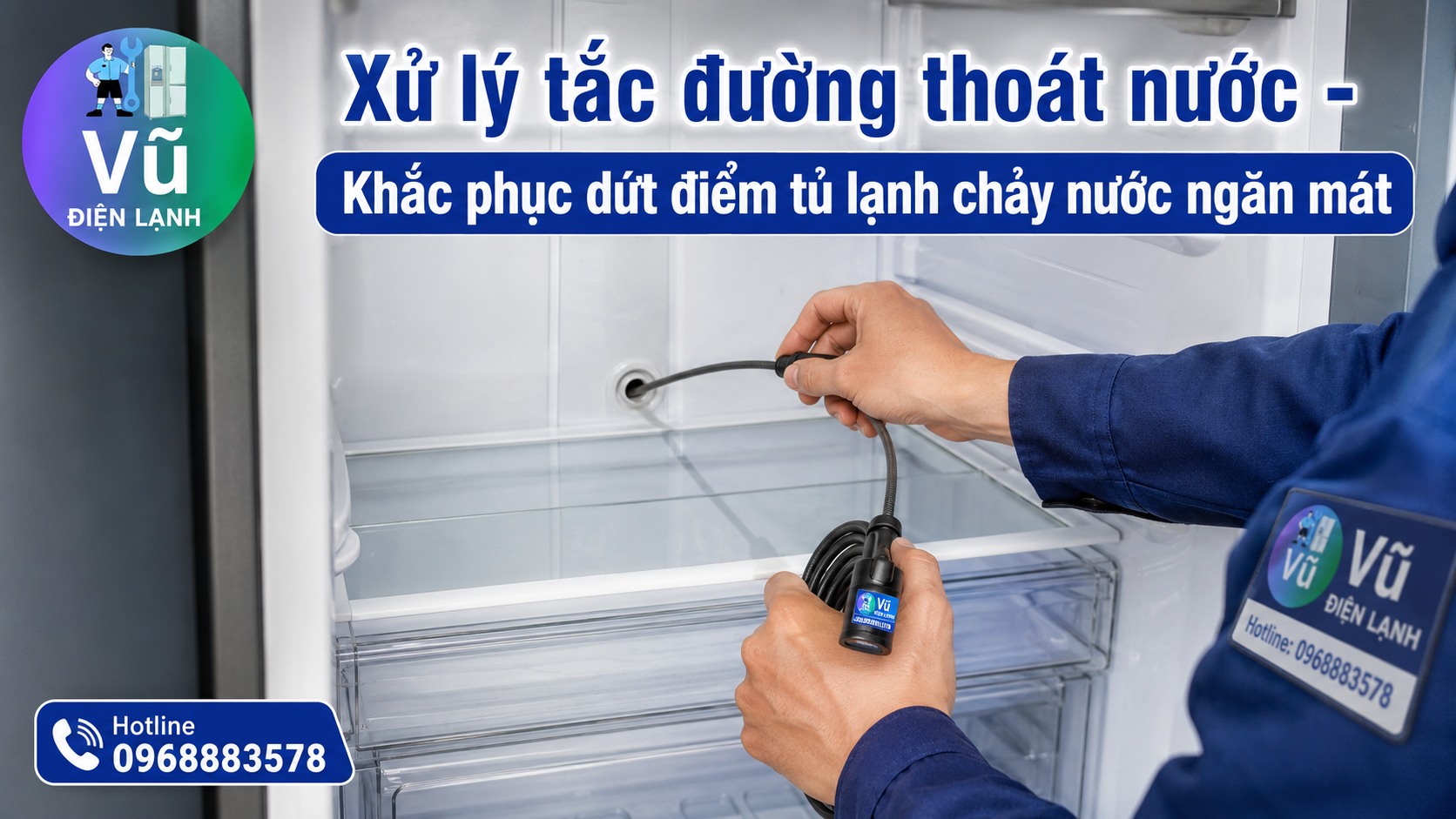 Kỹ thuật viên thao tác thông tắc đường thoát nước phía sau ngăn mát để xử lý tình trạng tủ lạnh bị chảy nước bên trong.
