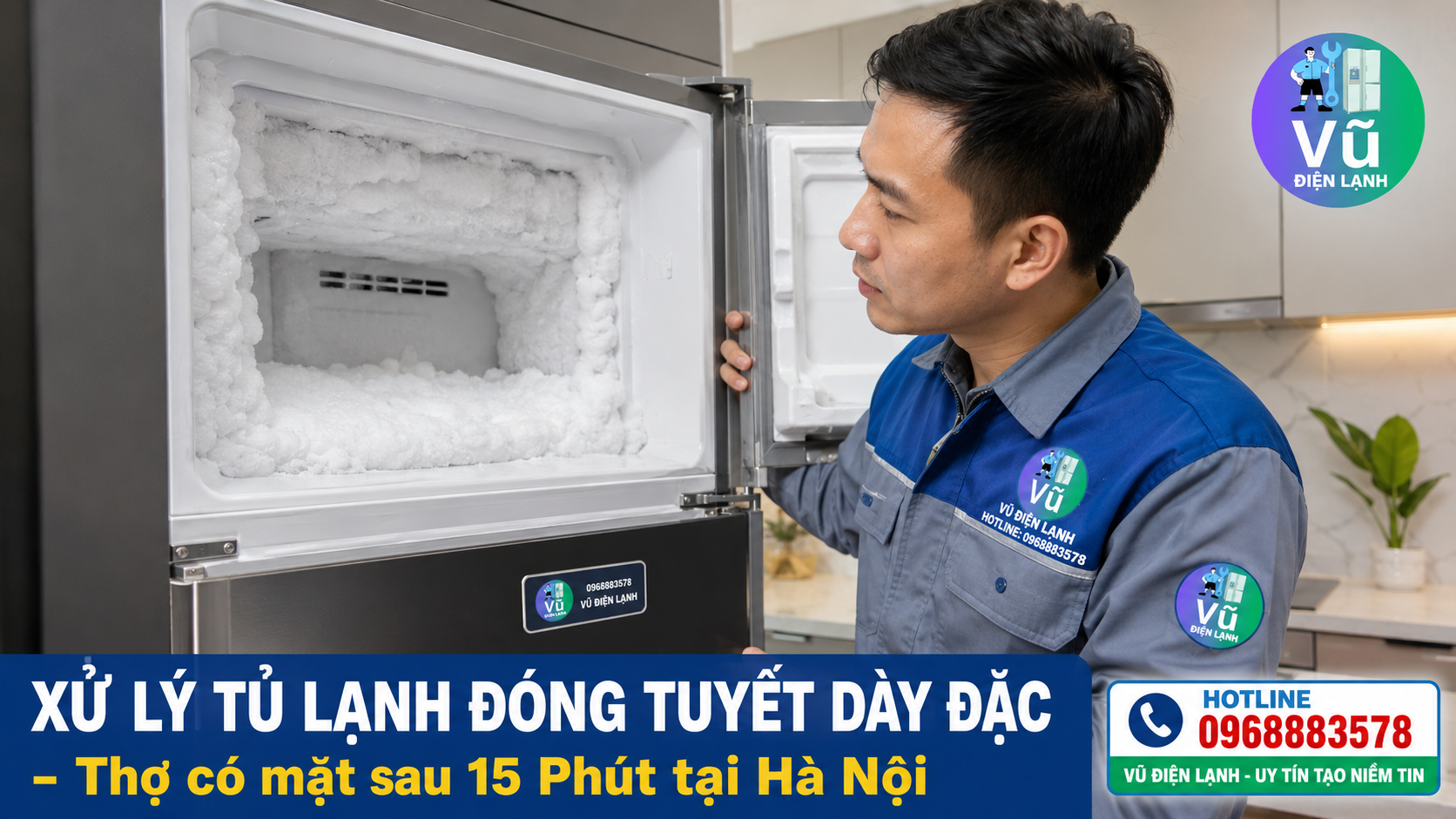 Kỹ thuật viên Vũ Điện Lạnh kiểm tra tình trạng tủ lạnh bị đóng tuyết dày đặc bít kín khe gió ngăn đá tại nhà khách hàng Hà Nội.