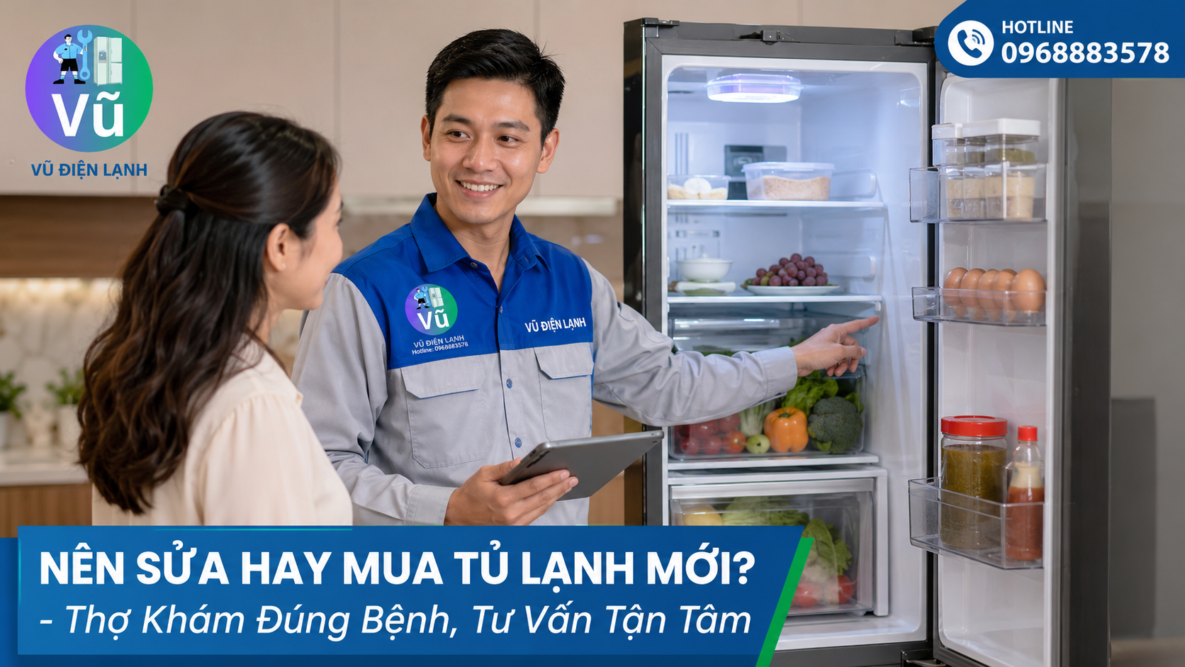 Kỹ thuật viên Vũ Điện Lạnh đang đo kiểm tra và tư vấn trung thực cho khách hàng nên sửa hay mua tủ lạnh mới.
