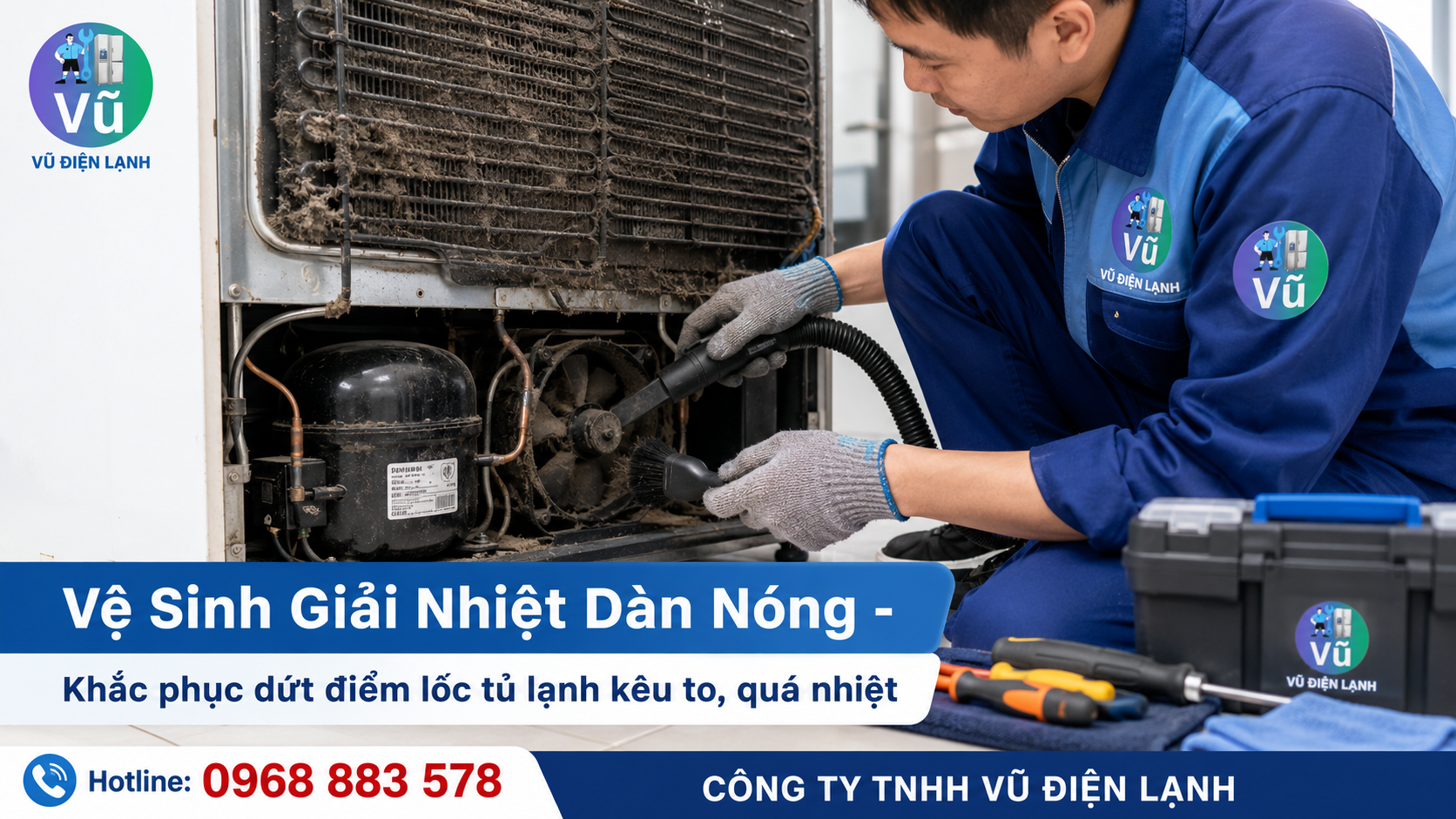 Kỹ thuật viên vệ sinh bụi bẩn khu vực dàn nóng và máy nén để khắc phục lỗi lốc tủ lạnh bị nóng, kêu to do tản nhiệt kém.