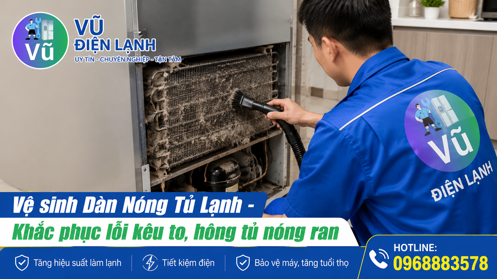 Kỹ thuật viên vệ sinh dàn nóng tản nhiệt bám đầy bụi bẩn, nguyên nhân khiến tủ lạnh chạy không ngắt và hai bên hông nóng ran.