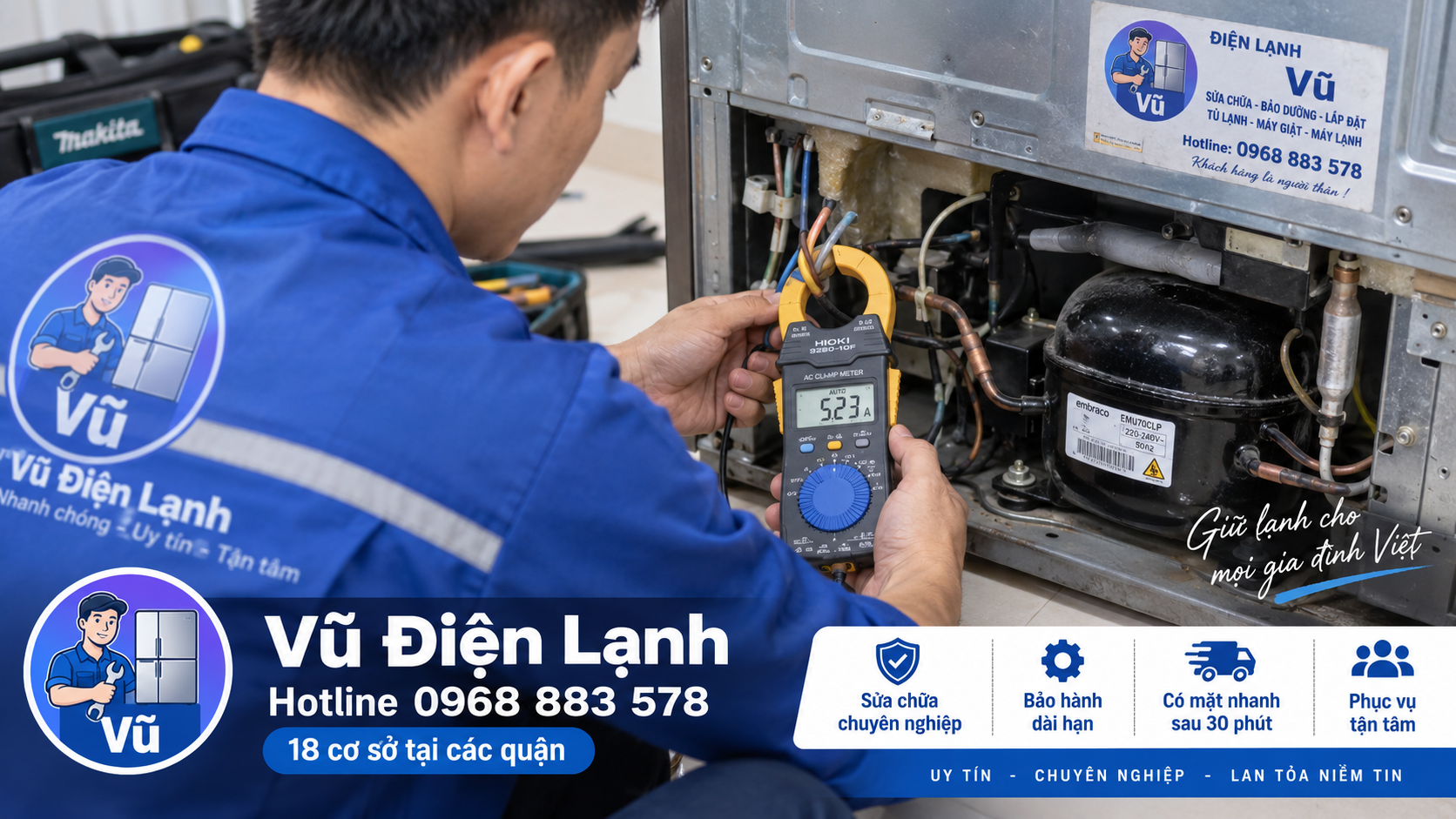 Thợ sửa chữa dùng đồng hồ vạn năng đo trị số điện trở cảm biến và dòng điện của máy nén tủ lạnh để bắt đúng bệnh.