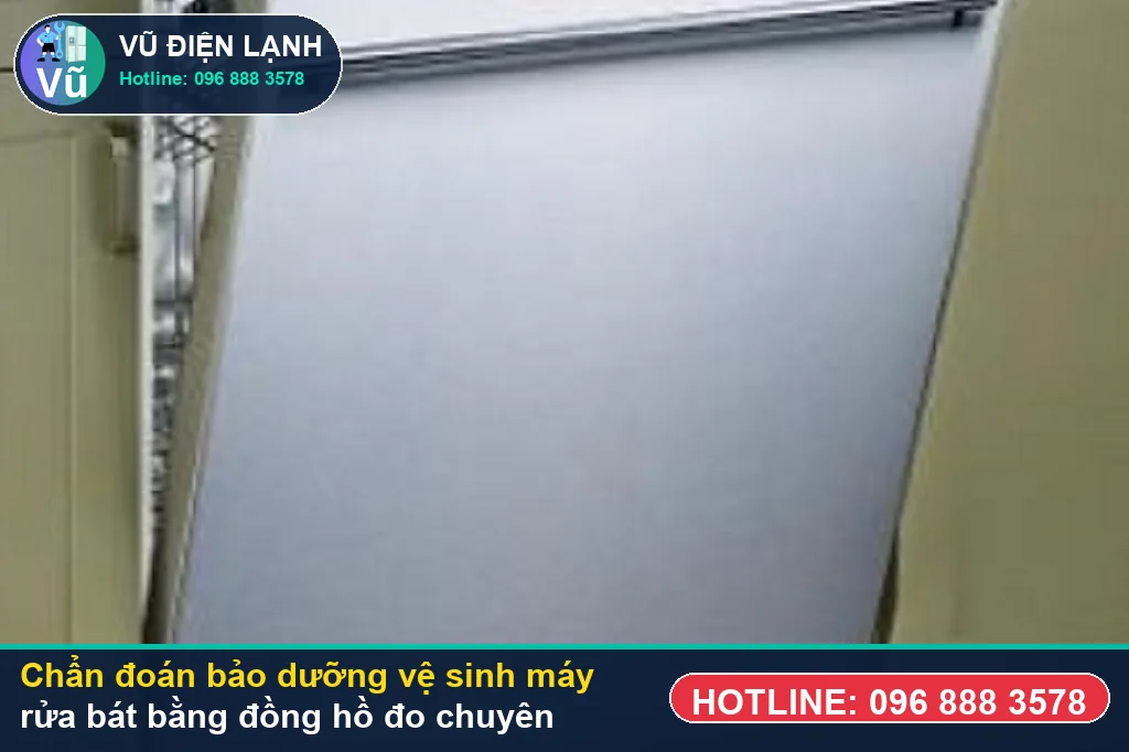 Thợ Vũ Điện Lạnh dùng đồng hồ vạn năng đo kiểm bơm nhiệt, van AquaStop và bo mạch khi xử lý bảo dưỡng vệ sinh máy rửa bát