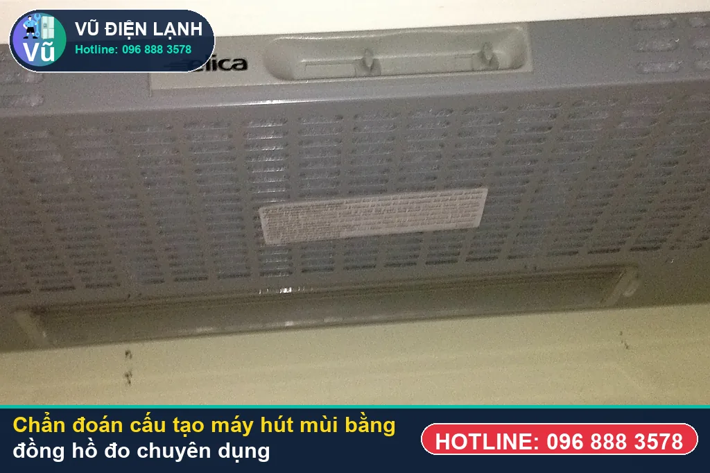 Thợ Vũ Điện Lạnh dùng đồng hồ vạn năng đo kiểm mô-tơ tuabin, tụ đề và bo mạch khi xử lý cấu tạo máy hút mùi