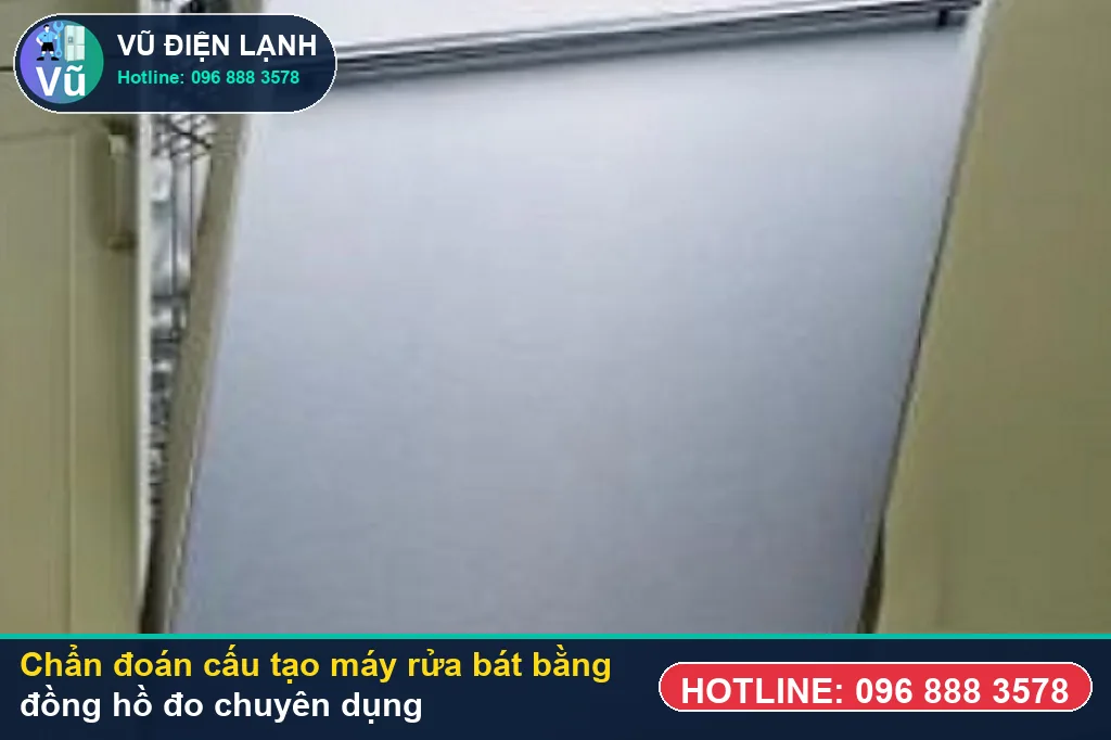 Thợ Vũ Điện Lạnh dùng đồng hồ vạn năng đo kiểm bơm nhiệt, van AquaStop và bo mạch khi xử lý cấu tạo máy rửa bát