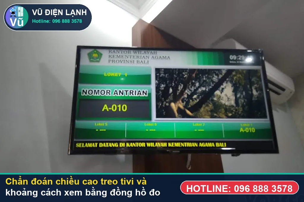 Thợ Vũ Điện Lạnh dùng đồng hồ vạn năng đo kiểm bo nguồn, T-Con và đèn LED nền khi xử lý chiều cao treo tivi và khoảng cách xem