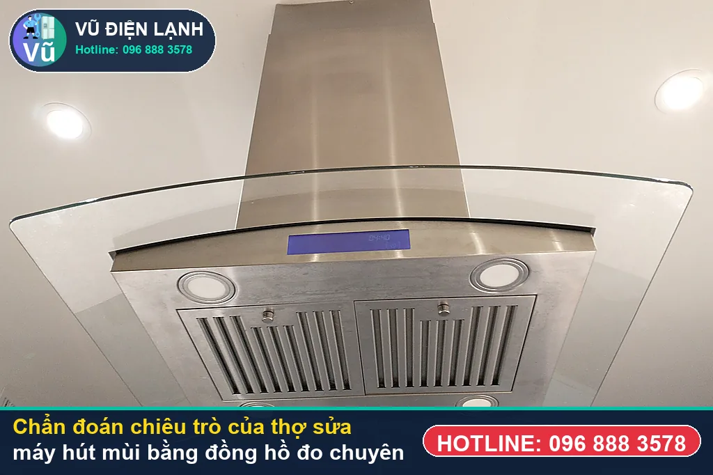 Thợ Vũ Điện Lạnh dùng đồng hồ vạn năng đo kiểm mô-tơ tuabin, tụ đề và bo mạch khi xử lý chiêu trò của thợ sửa máy hút mùi