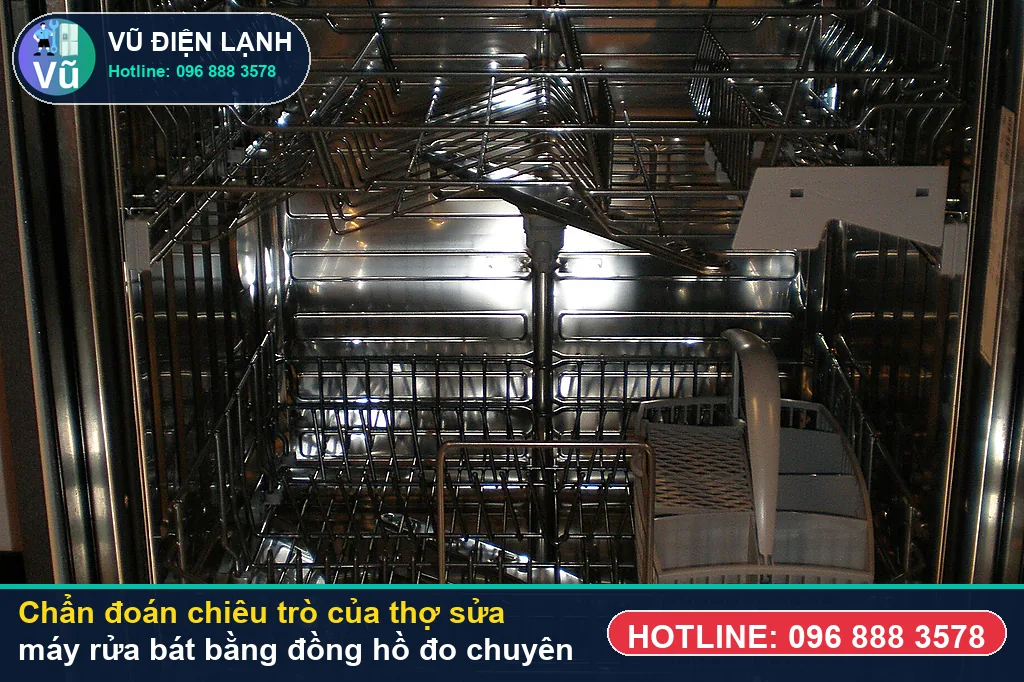 Thợ Vũ Điện Lạnh dùng đồng hồ vạn năng đo kiểm bơm nhiệt, van AquaStop và bo mạch khi xử lý chiêu trò của thợ sửa máy rửa bát