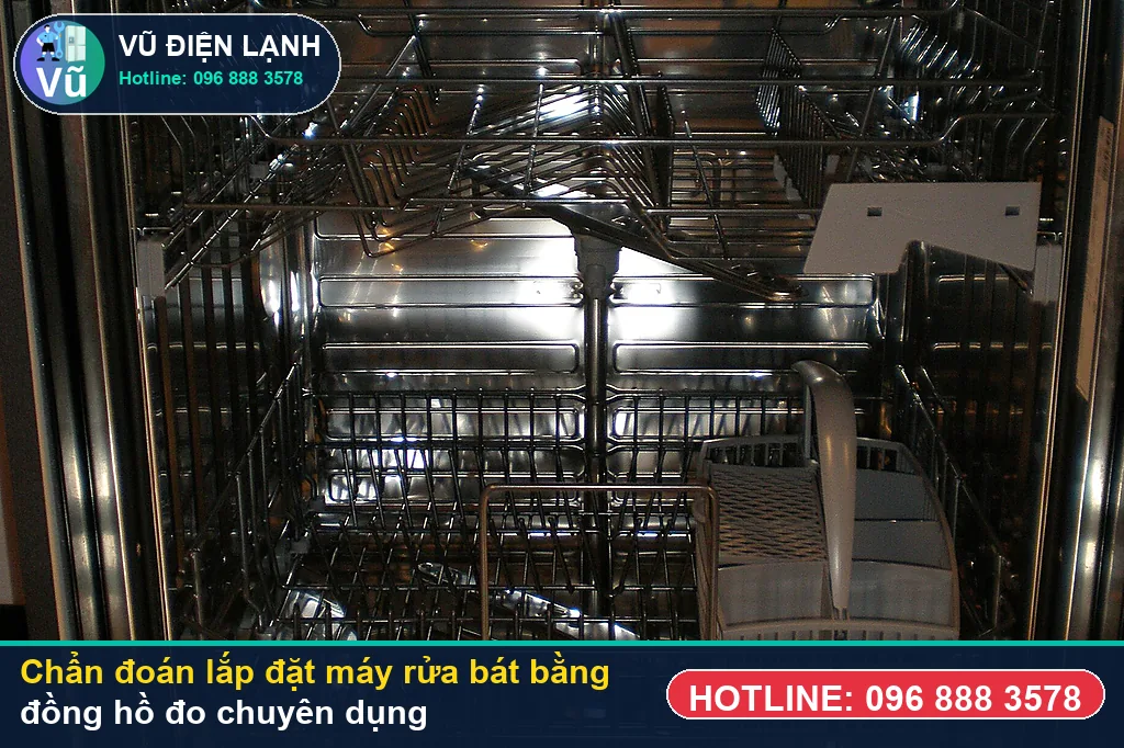 Thợ Vũ Điện Lạnh dùng đồng hồ vạn năng đo kiểm bơm nhiệt, van AquaStop và bo mạch khi xử lý lắp đặt máy rửa bát