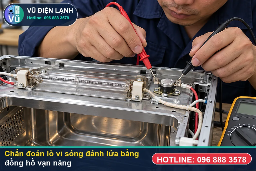Thợ Vũ Điện Lạnh đo kiểm hạng mục cháy đen tấm chắn sóng mica (waveguide cover) ở vách trong k khi xử lý lò vi sóng đánh lửa
