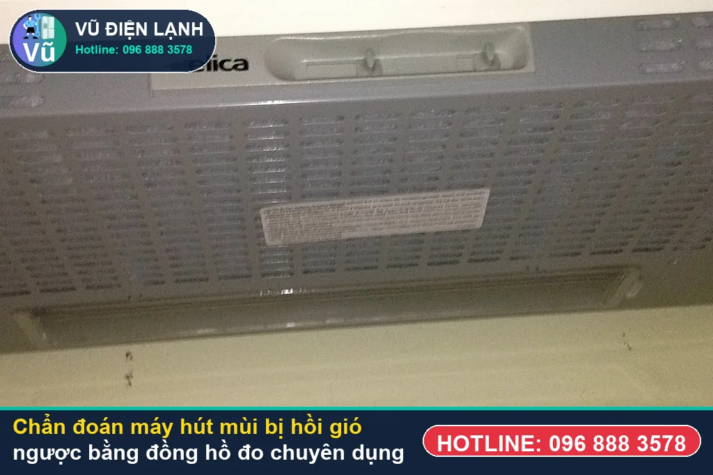 Thợ Vũ Điện Lạnh dùng đồng hồ vạn năng đo kiểm mô-tơ tuabin, tụ đề và bo mạch khi xử lý máy hút mùi bị hồi gió ngược
