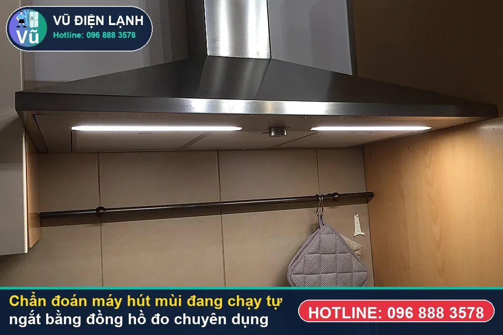 Thợ Vũ Điện Lạnh dùng đồng hồ vạn năng đo kiểm mô-tơ tuabin, tụ đề và bo mạch khi xử lý máy hút mùi đang chạy tự ngắt