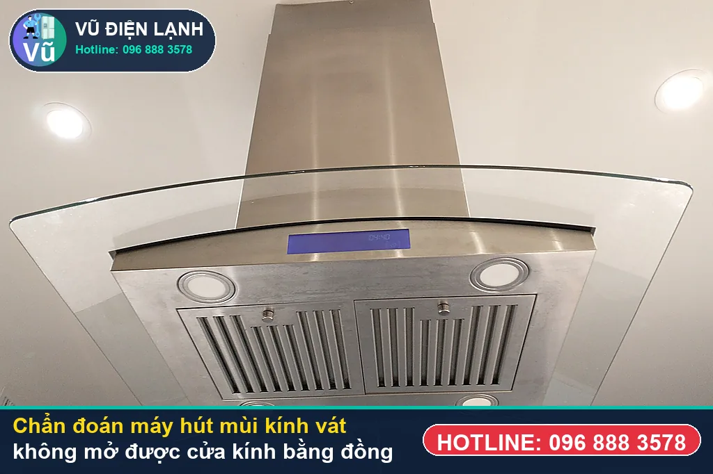 Thợ Vũ Điện Lạnh dùng đồng hồ vạn năng đo kiểm mô-tơ tuabin, tụ đề và bo mạch khi xử lý máy hút mùi kính vát không mở được cửa kính
