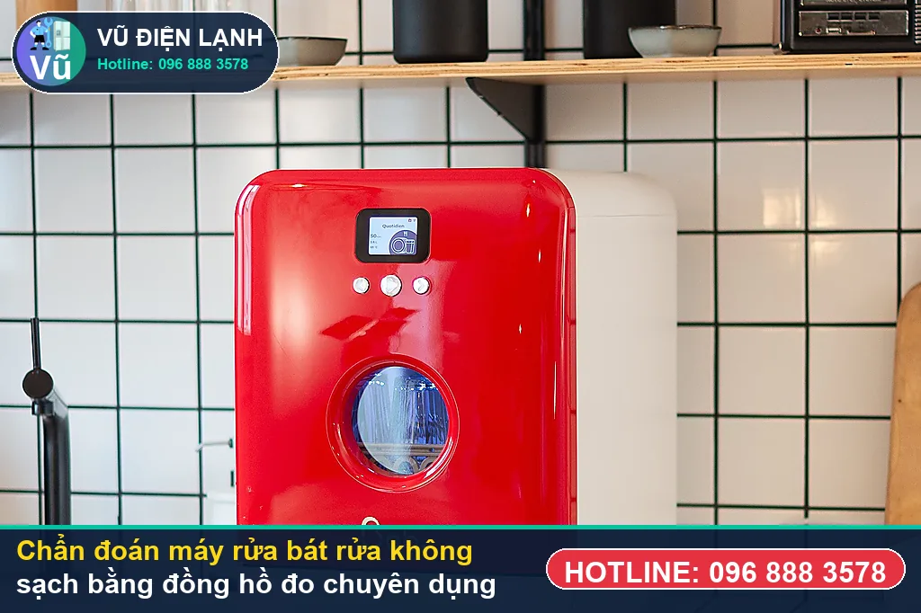 Thợ Vũ Điện Lạnh dùng đồng hồ vạn năng đo kiểm bơm nhiệt, van AquaStop và bo mạch khi xử lý máy rửa bát rửa không sạch
