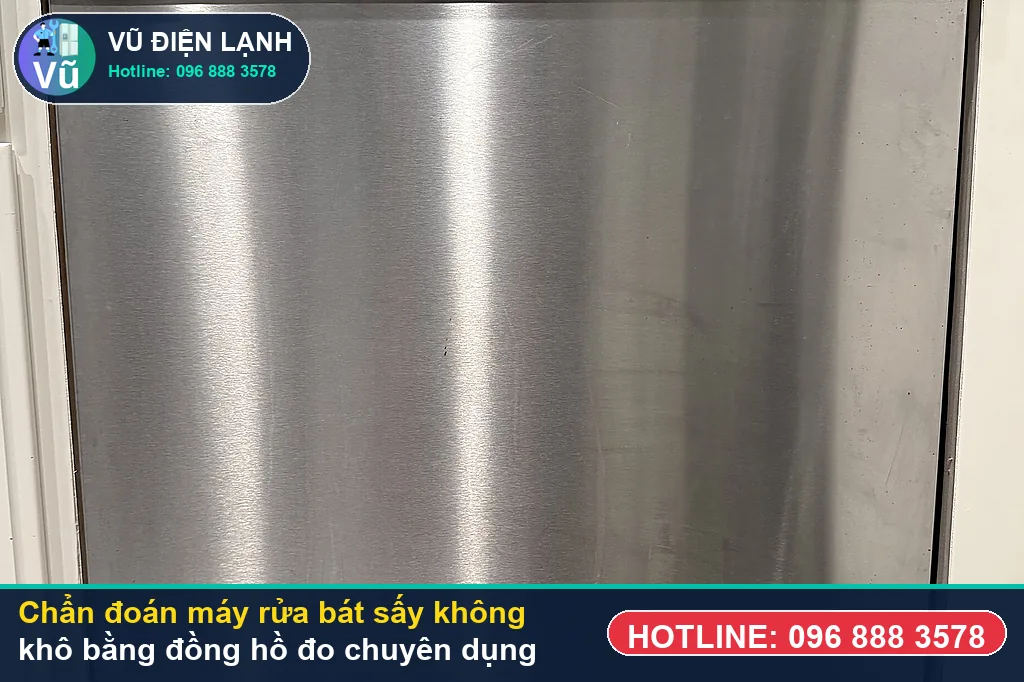 Thợ Vũ Điện Lạnh dùng đồng hồ vạn năng đo kiểm bơm nhiệt, van AquaStop và bo mạch khi xử lý máy rửa bát sấy không khô