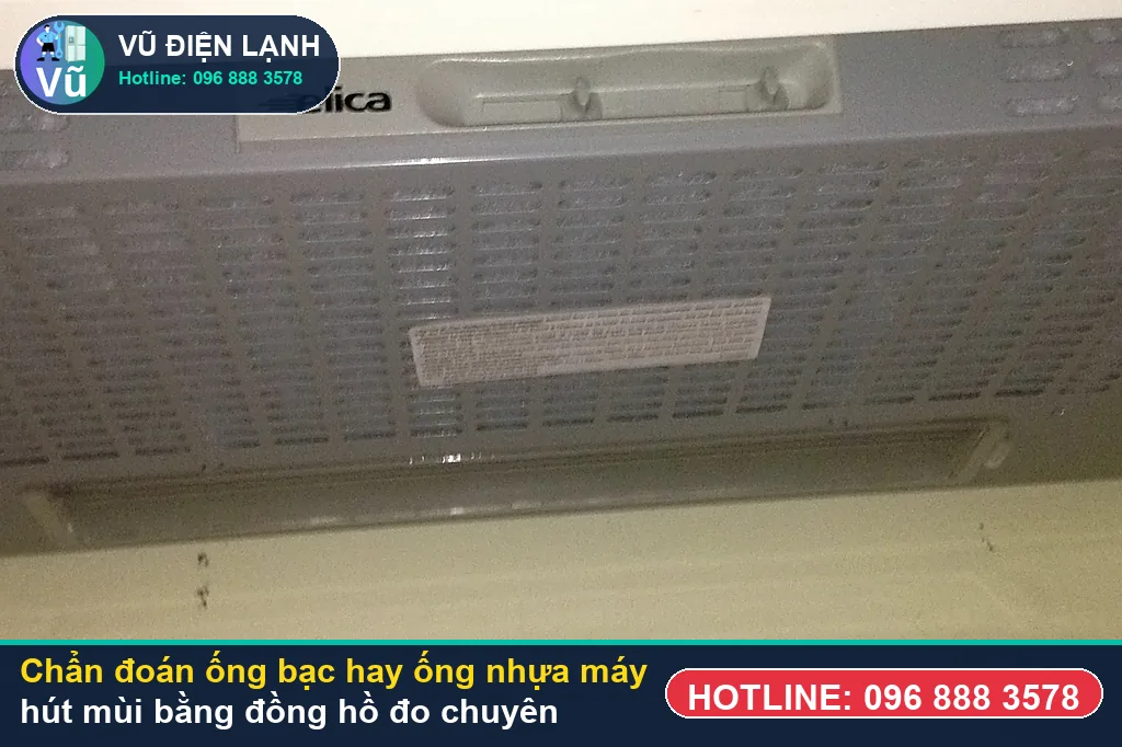 Thợ Vũ Điện Lạnh dùng đồng hồ vạn năng đo kiểm mô-tơ tuabin, tụ đề và bo mạch khi xử lý ống bạc hay ống nhựa máy hút mùi
