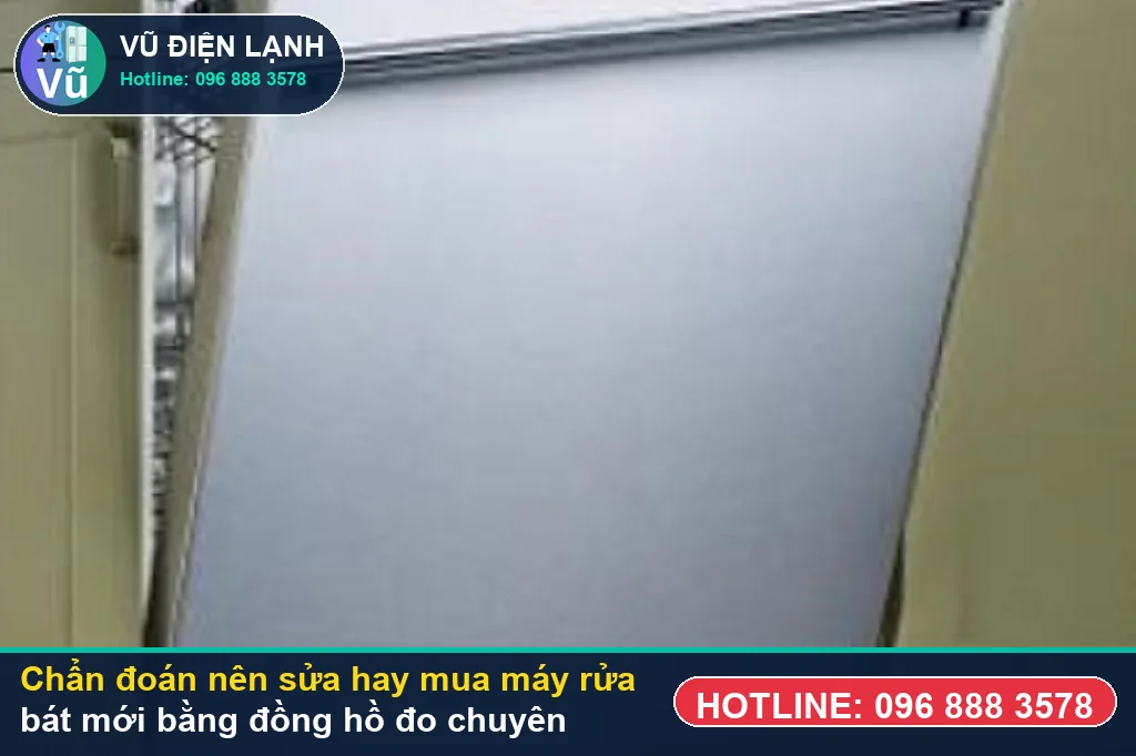 Thợ Vũ Điện Lạnh dùng đồng hồ vạn năng đo kiểm bơm nhiệt, van AquaStop và bo mạch khi xử lý nên sửa hay mua máy rửa bát mới