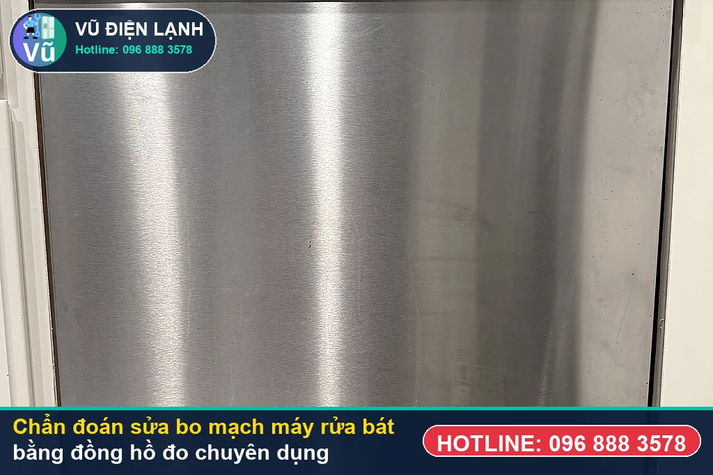Thợ Vũ Điện Lạnh dùng đồng hồ vạn năng đo kiểm bơm nhiệt, van AquaStop và bo mạch khi xử lý sửa bo mạch máy rửa bát
