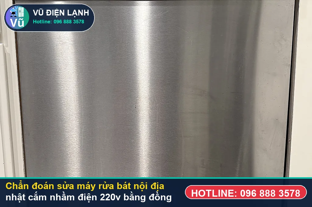 Thợ Vũ Điện Lạnh dùng đồng hồ vạn năng đo kiểm bơm nhiệt, van AquaStop và bo mạch khi xử lý sửa máy rửa bát nội địa nhật cắm nhầm điện 220v