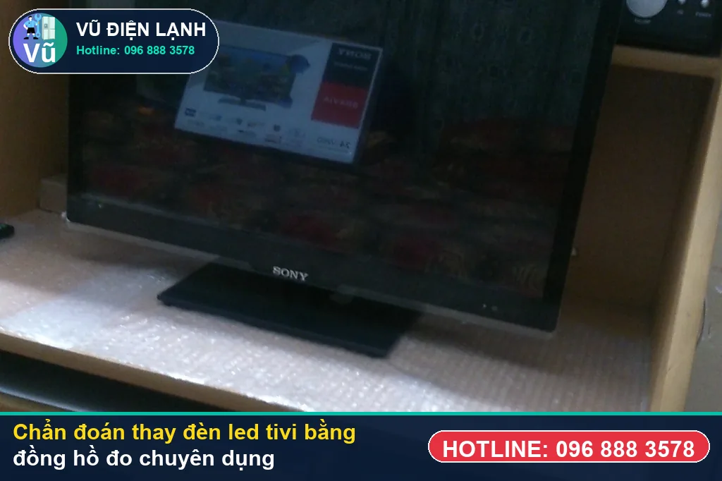 Thợ Vũ Điện Lạnh dùng đồng hồ vạn năng đo kiểm bo nguồn, T-Con và đèn LED nền khi xử lý thay đèn led tivi