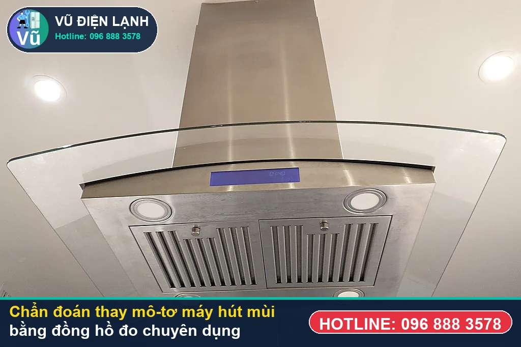 Thợ Vũ Điện Lạnh dùng đồng hồ vạn năng đo kiểm mô-tơ tuabin, tụ đề và bo mạch khi xử lý thay mô-tơ máy hút mùi