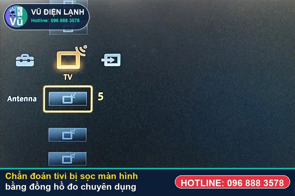 Thợ Vũ Điện Lạnh dùng đồng hồ vạn năng đo kiểm bo nguồn, T-Con và đèn LED nền khi xử lý tivi bị sọc màn hình