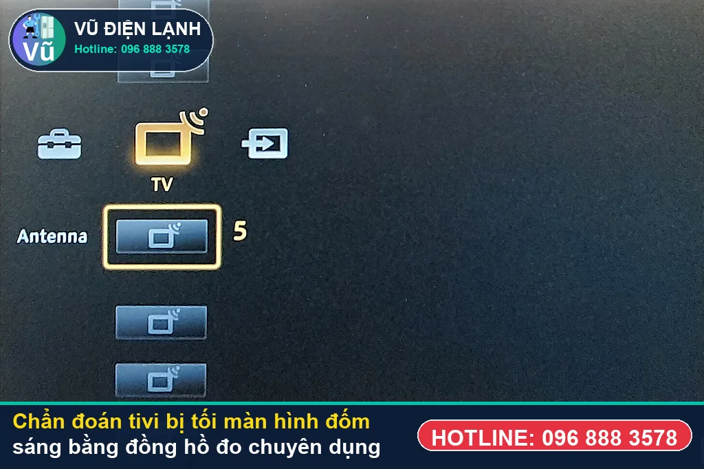 Thợ Vũ Điện Lạnh dùng đồng hồ vạn năng đo kiểm bo nguồn, T-Con và đèn LED nền khi xử lý tivi bị tối màn hình đốm sáng