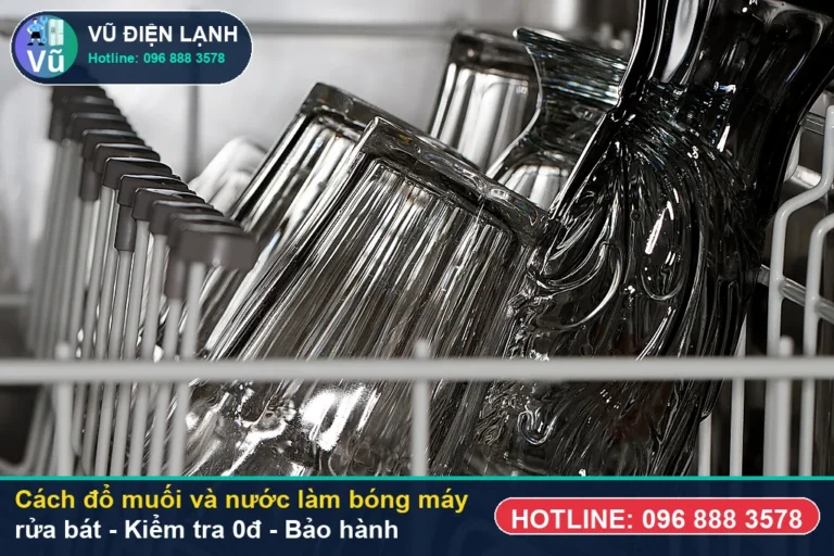 Kỹ thuật viên Vũ Điện Lạnh kiểm tra miễn phí 0đ và thực hiện cách đổ muối và nước làm bóng máy rửa bát tại nhà Hà Nội