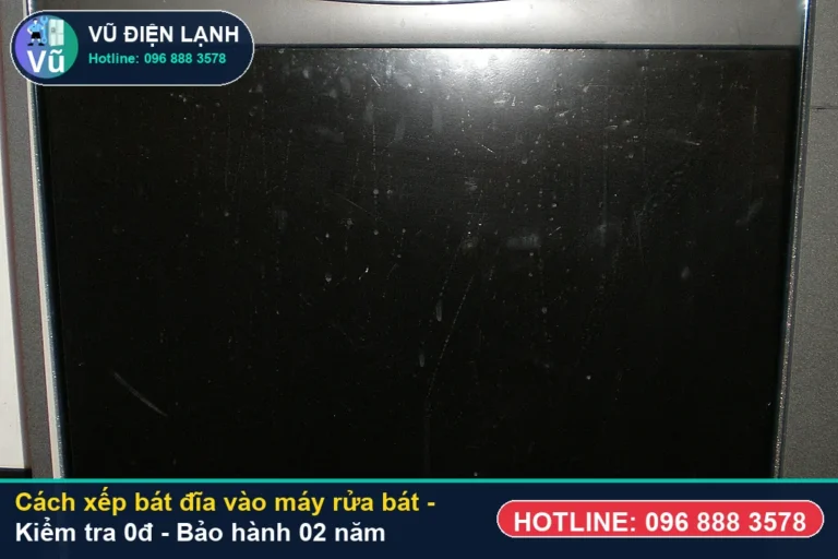 Kỹ thuật viên Vũ Điện Lạnh kiểm tra miễn phí 0đ và thực hiện cách xếp bát đĩa vào máy rửa bát tại nhà Hà Nội