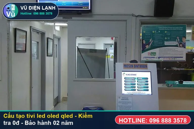 Kỹ thuật viên Vũ Điện Lạnh kiểm tra miễn phí 0đ và thực hiện cấu tạo tivi led oled qled tại nhà Hà Nội