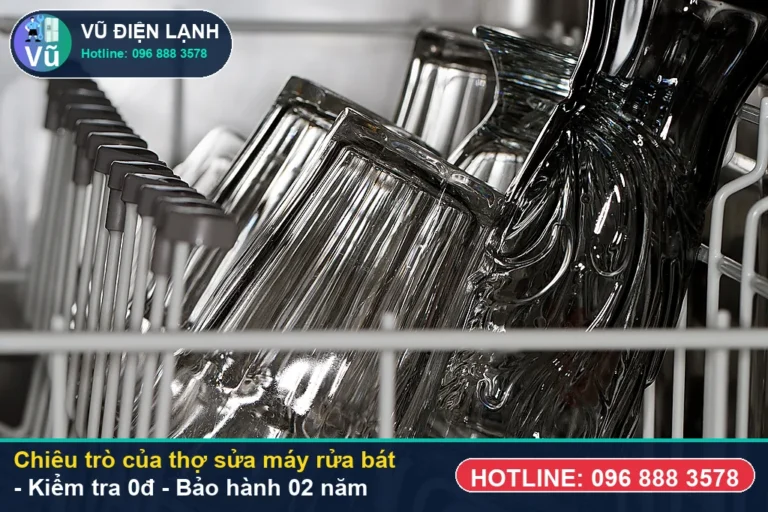 Kỹ thuật viên Vũ Điện Lạnh kiểm tra miễn phí 0đ và thực hiện chiêu trò của thợ sửa máy rửa bát tại nhà Hà Nội