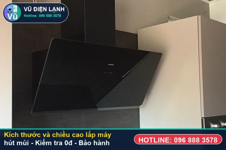 Kỹ thuật viên Vũ Điện Lạnh kiểm tra miễn phí 0đ và thực hiện kích thước và chiều cao lắp máy hút mùi tại nhà Hà Nội